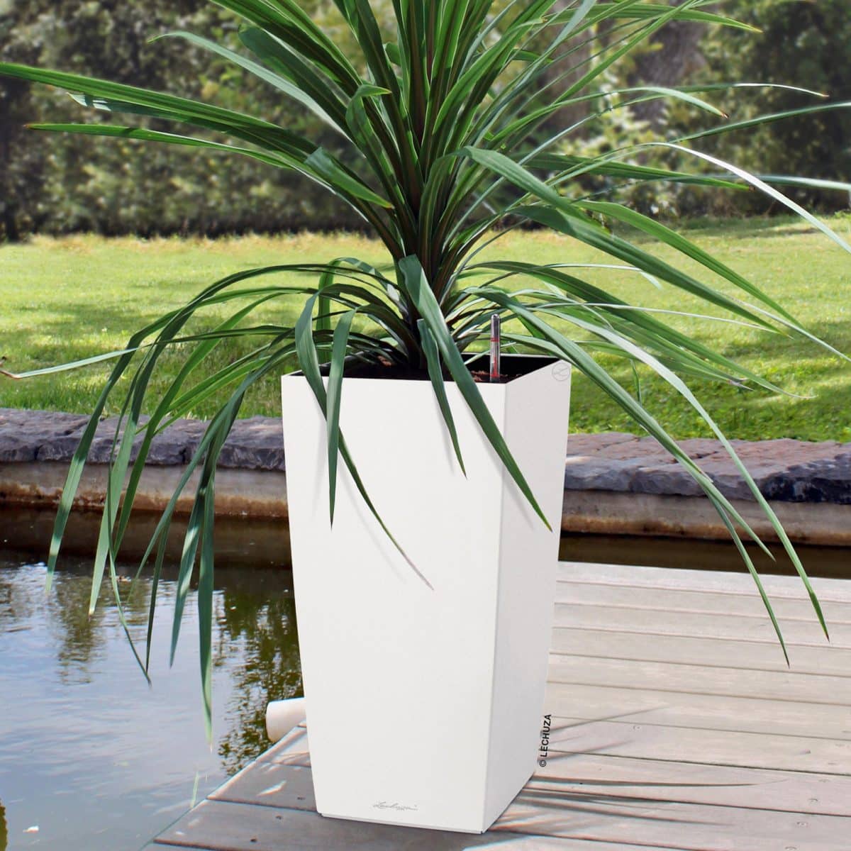 CUBICO Color 40 White, Self-Watering Tall Planter, H29.5 L15.7 W15.7 in